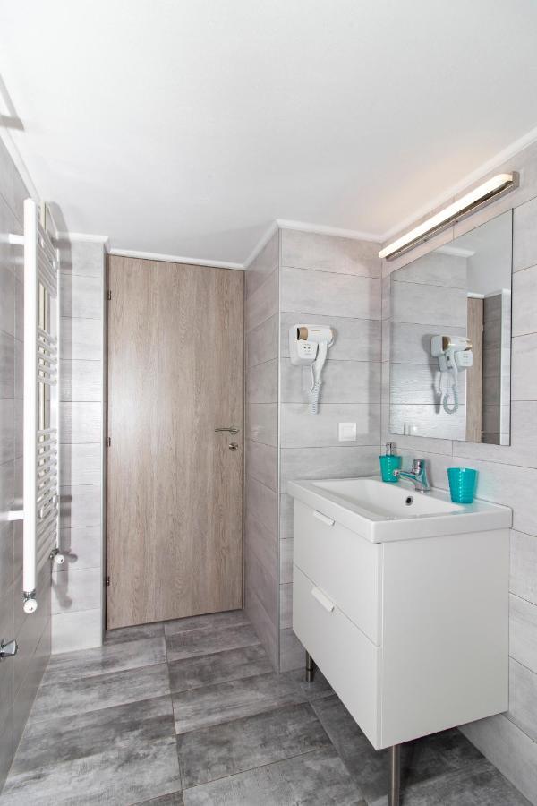Large, Sunny, Modern Apartment Fully Renovated, Next To Agia Sofia Tesalonika Bagian luar foto